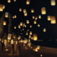 Los residentes del hotel lanzan objetos luminosos al cielo la noche anterior al tsunami