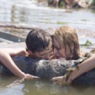 Lucas y María se aferran a un tronco para sobrevivir a la catástrofe