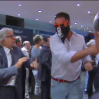 Uno de los fascistas irrumpiendo en la sede de la Generalitat en Madrid