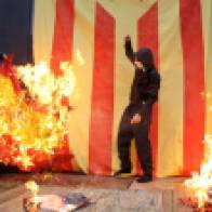 En ese mismo Telediario, TVE sí emitió la quema de la bandera de España por independentistas