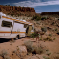 Walt y Jesse cocinan en una autocaravana escondidos en medio del desierto de Albuquerque