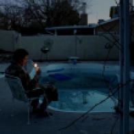Walt, en la piscina de su casa, al darse cuenta de que su mundo está a punto de desmoronarse